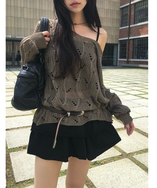 anyonemore（エニワンモア）の「ワンオフショルダールーズ透かし編みメッシュニット（ニット/セーター・レディース・ブラウン/ブラック・FREE）」の3枚目の写真