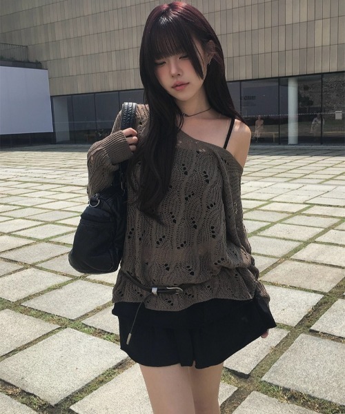 anyonemore（エニワンモア）の「ワンオフショルダールーズ透かし編みメッシュニット（ニット/セーター・レディース・ブラウン/ブラック・FREE）」の5枚目の写真