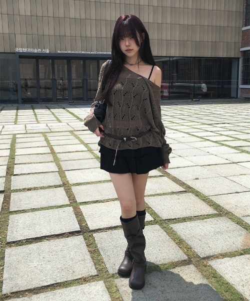 anyonemore（エニワンモア）の「ワンオフショルダールーズ透かし編みメッシュニット（ニット/セーター・レディース・ブラウン/ブラック・FREE）」の6枚目の写真