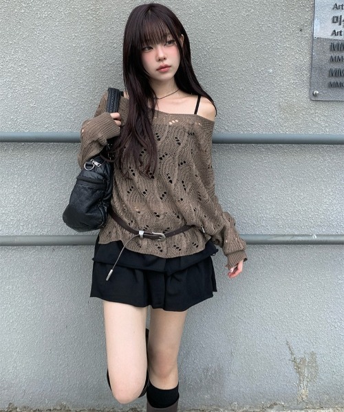 anyonemore（エニワンモア）の「ワンオフショルダールーズ透かし編みメッシュニット（ニット/セーター・レディース・ブラウン/ブラック・FREE）」の9枚目の写真