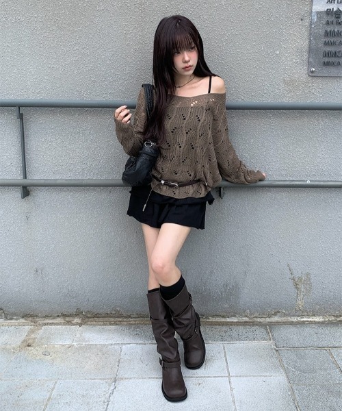 anyonemore（エニワンモア）の「ワンオフショルダールーズ透かし編みメッシュニット（ニット/セーター・レディース・ブラウン/ブラック・FREE）」の7枚目の写真