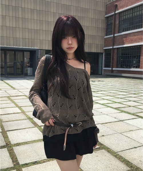 anyonemore（エニワンモア）の「ワンオフショルダールーズ透かし編みメッシュニット（ニット/セーター・レディース・ブラウン/ブラック・FREE）」の4枚目の写真