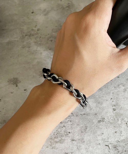 SPINNS（スピンズ）の「【金属アレルギー対応】シルバーボリュームチェーンブレスレット/ミックス（ブレスレット・メンズ・シルバー×ブラック・ONESIZE）」の2枚目の写真