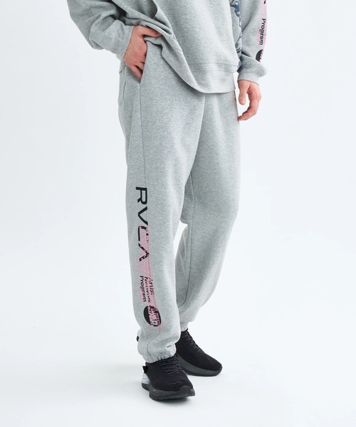 RVCA(ルーカ)の「RVCA メンズ OVER PRINT PT セットアップボトムス 【2025年秋冬モデル】/ルーカサイドロゴプリントウエストゴムスウェットパンツ(SETUP可能)(スウェットパンツ・メンズ・ヘザーグレー/ブラック・SMALL/MEDIUM/LARGE/X-LARGE)」の1枚目の写真