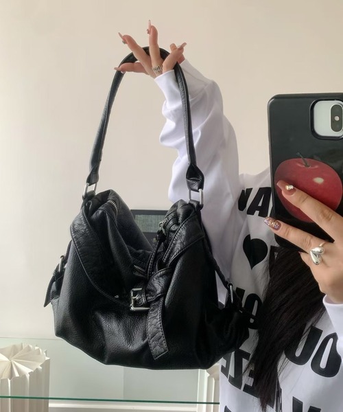 HALEY PESCA(ヘーリーペスカ)の「HALEY PESCA/【大容量&2Way】ヴィンテージ ベルトデザインショルダーバッグ(ショルダーバッグ・レディース・シルバー/ホワイト/ブラック・FREE)」の2枚目の写真
