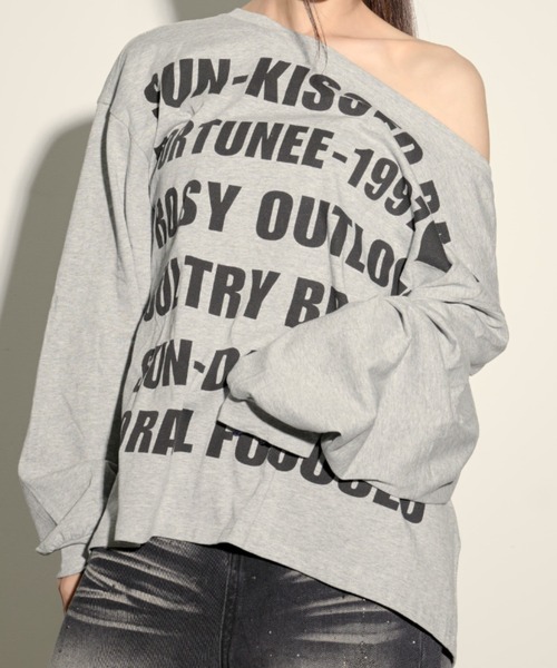 .KOM(ドットコム)の「『.KOM/ドットケーオーエム』英字プリントオフショルダー長袖Tシャツ【GC】(Tシャツ/カットソー・レディース・ホワイト/グレー・FREE)」の2枚目の写真