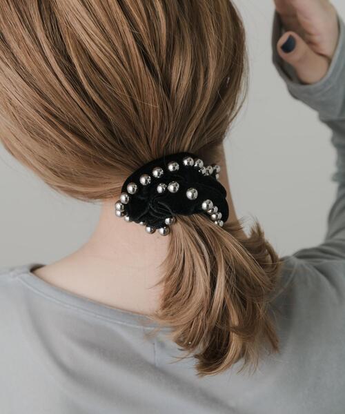 SMELLY（スメリー）の「メタルボールベロアシュシュ（ヘアゴム・レディース・ブラック系その他・-）」の2枚目の写真
