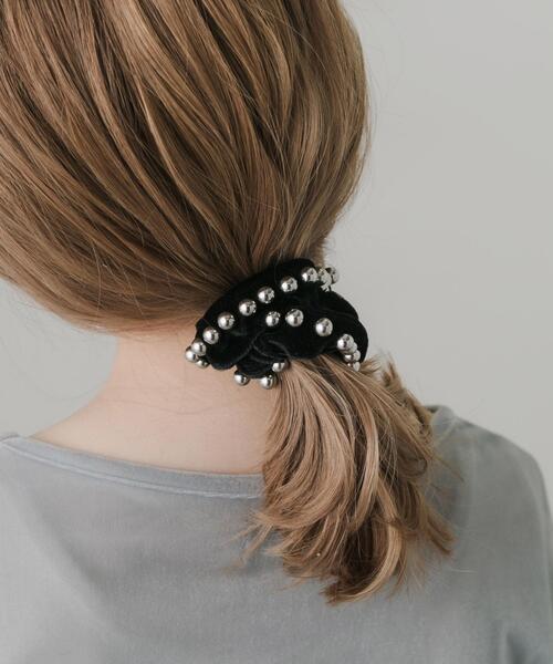 SMELLY（スメリー）の「メタルボールベロアシュシュ（ヘアゴム・レディース・ブラック系その他・-）」の3枚目の写真