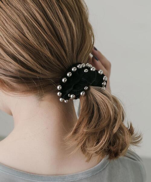 SMELLY（スメリー）の「メタルボールベロアシュシュ（ヘアゴム・レディース・ブラック系その他・-）」の4枚目の写真