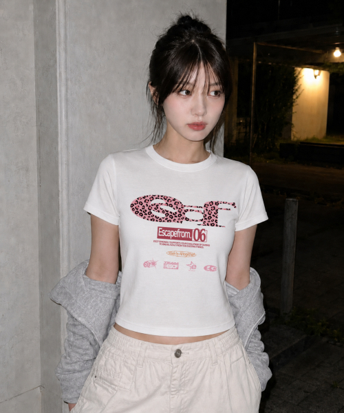 ESCAPEFROM（エスケープフロム）の「ピンクヒョウESCFロゴコラージュプリントスリムフィット半袖アイボリー（Tシャツ/カットソー・レディース・ホワイト・MEDIUM/LARGE）」の6枚目の写真