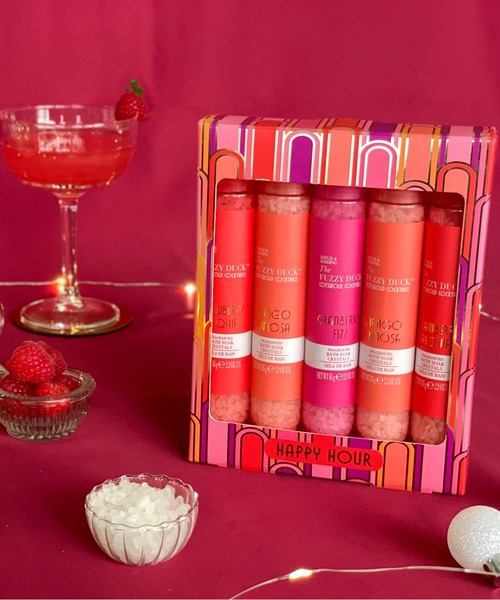 MILLION CARATS（ミリオンカラッツ）の「キーワードは“カクテル×バスソルト”《Baylis & Harding》泡と香りで弾む“Happy Hour”今夜の気分で選べる、ストロベリー/マンゴー/クランベリーの3レシピ。（入浴剤・バスケア・レディース・レッド・FREE）」の2枚目の写真