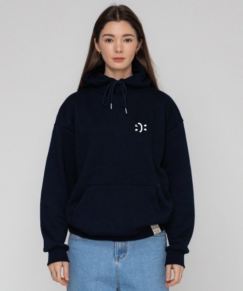 GRAVER（グレーバー）の「[ユニセックス]スモールダブルドローイングスマイルフードパーカー_ネイビー（パーカー・レディース・ネイビー・SMALL/MEDIUM/LARGE/X-LARGE）」の2枚目の写真