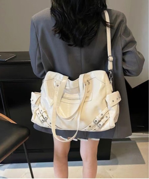 Chiina（チーナ）の「Chiina / Y2K　大容量合皮レザーショルダーバッグ（ショルダーバッグ・レディース・ワインレッド/ホワイト/ブラック・FREE）」の7枚目の写真