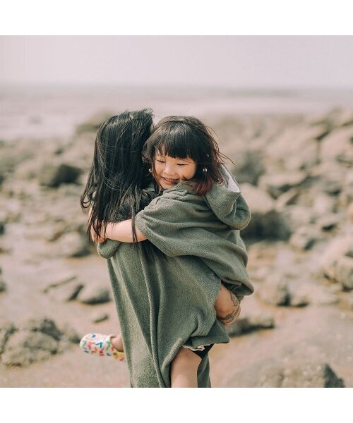 NAKED SURF CLUB(ネイキッドサーフクラブ)の「タオルドライジップアップポンチョ For KIDS (カーキ)(パーカー・レディース・その他・1/2)」の3枚目の写真