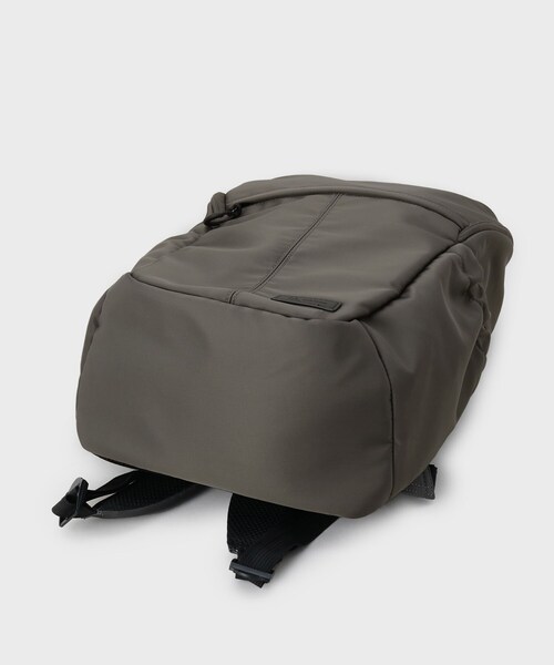 tk.TAKEO KIKUCHI（ティーケータケオキクチ）の「【撥水】軽量バックパック（バックパック/リュック・メンズ・ダークグレー/ブラック・00）」の5枚目の写真