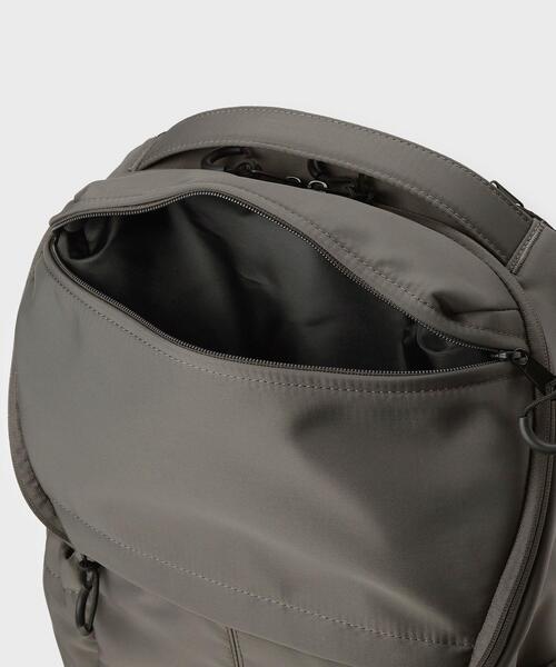 tk.TAKEO KIKUCHI（ティーケータケオキクチ）の「【撥水】軽量バックパック（バックパック/リュック・メンズ・ダークグレー/ブラック・00）」の9枚目の写真