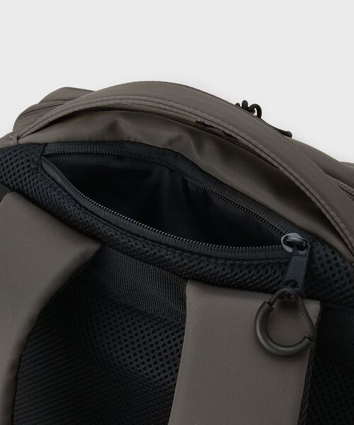 tk.TAKEO KIKUCHI（ティーケータケオキクチ）の「【撥水】軽量バックパック（バックパック/リュック・メンズ・ダークグレー/ブラック・00）」の10枚目の写真