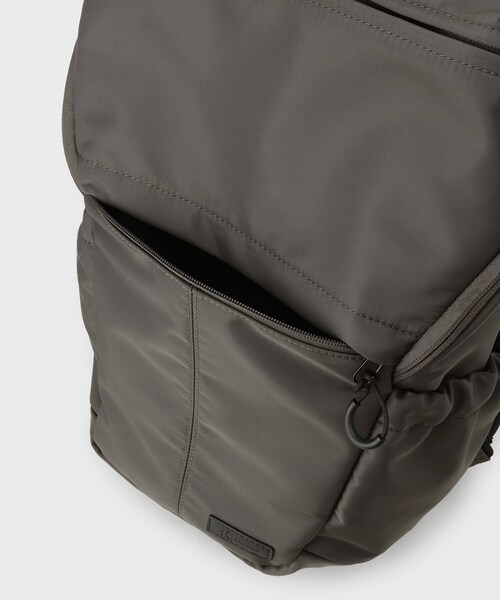 tk.TAKEO KIKUCHI（ティーケータケオキクチ）の「【撥水】軽量バックパック（バックパック/リュック・メンズ・ダークグレー/ブラック・00）」の11枚目の写真