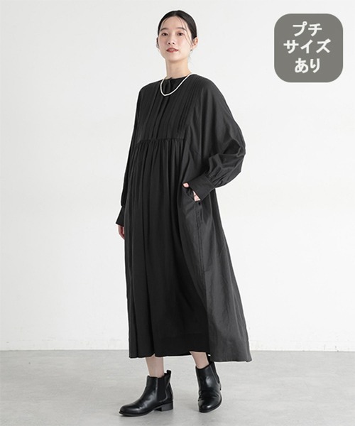 studio CLIP（スタディオクリップ）の「《natural by clip》LRピンタックワンピース[プチサイズあり]（ワンピース・レディース・ブラック/ブルー・PF/FREE）」の2枚目の写真