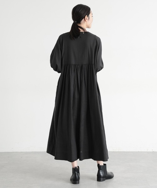 studio CLIP（スタディオクリップ）の「《natural by clip》LRピンタックワンピース[プチサイズあり]（ワンピース・レディース・ブラック/ブルー・PF/FREE）」の3枚目の写真