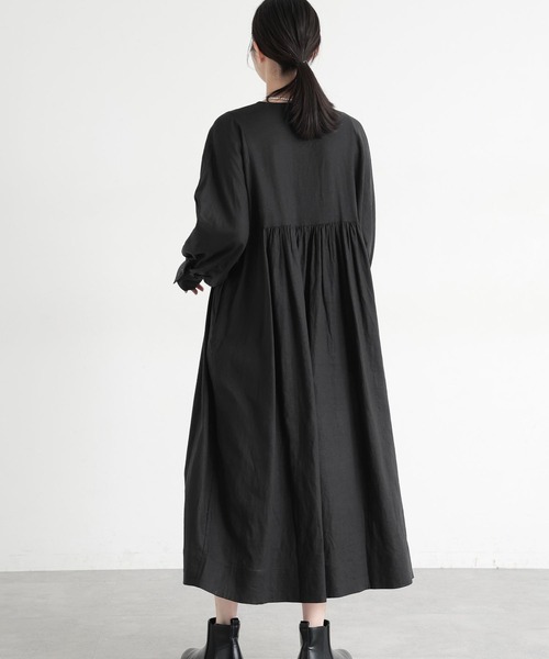 studio CLIP（スタディオクリップ）の「《natural by clip》LRピンタックワンピース[プチサイズあり]（ワンピース・レディース・ブラック/ブルー・PF/FREE）」の7枚目の写真