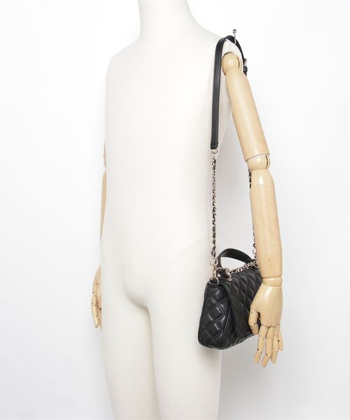 Guess（ゲス）の「GIULLY Ii Top Handle Flap ハンドバッグ  （ハンドバッグ・レディース・オフホワイト/ブラック・ONE SIZE）」の18枚目の写真