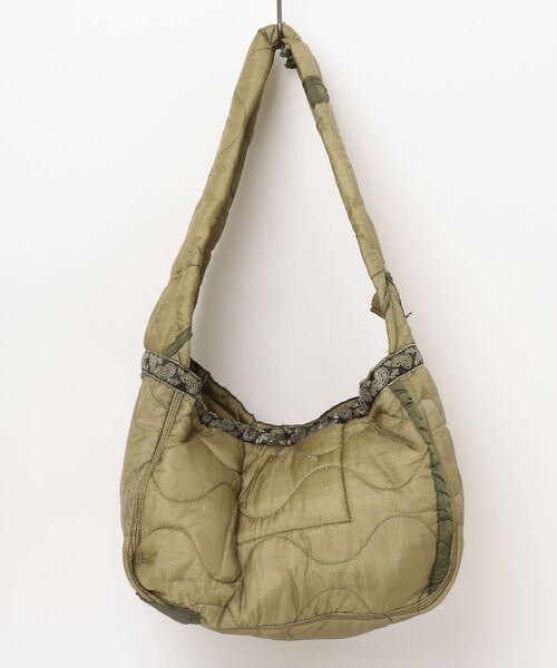 THRIFTY LOOK（スリフティールック）の「THRIFTY LOOK スリフティルック / QUILT NEWS PAPER BAG（ショルダーバッグ・メンズ・オリーブ・FREE）」の2枚目の写真