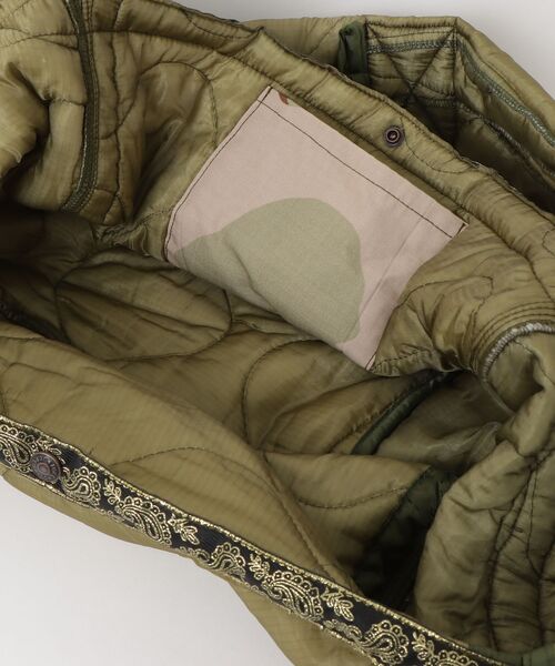 THRIFTY LOOK（スリフティールック）の「THRIFTY LOOK スリフティルック / QUILT NEWS PAPER BAG（ショルダーバッグ・メンズ・オリーブ・FREE）」の4枚目の写真