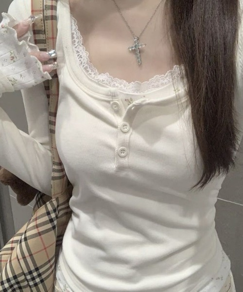 Nia(ニア)の「Nia(ニア)/花柄 レイヤード風レース長袖カットソー(Tシャツ/カットソー・レディース・ホワイト/ピンク・MEDIUM/SMALL)」の3枚目の写真