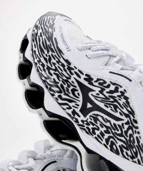 MIZUNO（ミズノ　）の「WAVE PROPHECY 13.2　D1GA261304（スニーカー・メンズ・ホワイト・27.5cm/27.0cm/26.5cm/26.0cm/28.0cm/25.5cm/23.5cm/24.0cm/24.5cm/28.5cm/23.0cm/25.0cm/29.0cm）」の2枚目の写真
