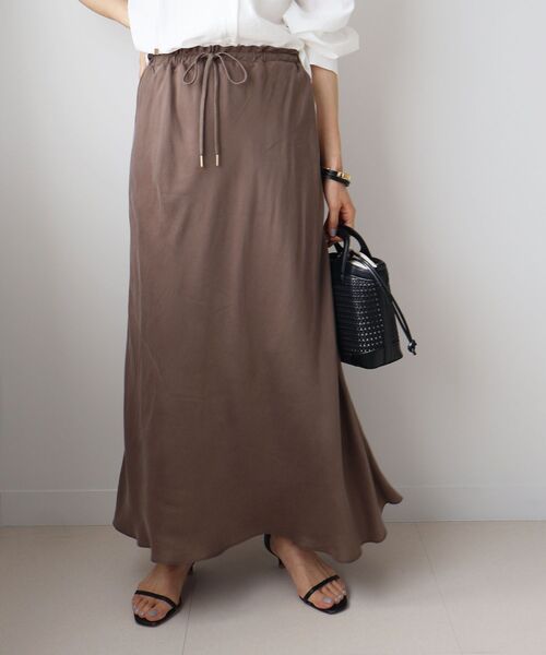 le.coeur blanc(ルクールブラン)の「キュプラナロースカート(スカート・レディース・チャコールグレー/モカ/カーキブラウン/ブラック・36/38)」の11枚目の写真