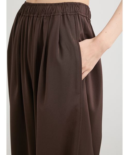 MIESROHE（ミースロエ）の「【洗える・接触冷感・UVカット】リサイクルサテンギャザーバレルパンツ（その他パンツ・レディース・ブラック/ホワイト/ブラウン・0/1）」の10枚目の写真