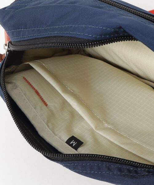 GREGORY（グレゴリー）の「パデッドショルダーポーチM PADDED SHOULDER POUCH M ディープネイビーXピンク（ショルダーバッグ・メンズ・ネイビー系・ONE SIZE）」の4枚目の写真