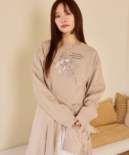 mysty woman(ミスティウーマン)の「ガーデンフラワーLSTEE 659253(Tシャツ/カットソー・レディース・オフホワイト/チャコールグレー/ベージュ・FREE)」の3枚目の写真