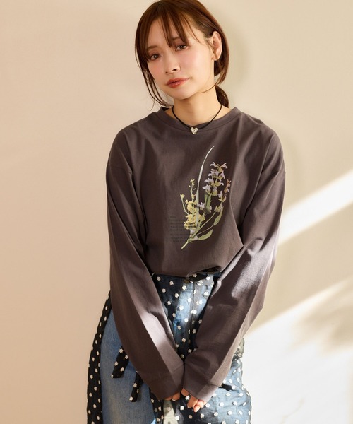 mysty woman(ミスティウーマン)の「ガーデンフラワーLSTEE 659253(Tシャツ/カットソー・レディース・オフホワイト/チャコールグレー/ベージュ・FREE)」の2枚目の写真