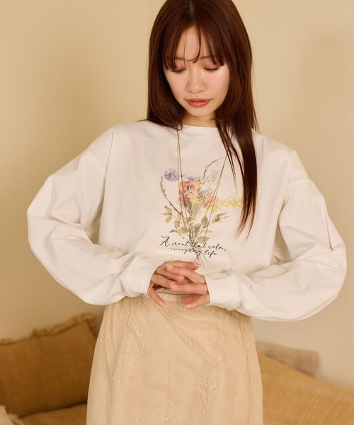 mysty woman(ミスティウーマン)の「ガーデンフラワーLSTEE 659253(Tシャツ/カットソー・レディース・オフホワイト/チャコールグレー/ベージュ・FREE)」の13枚目の写真