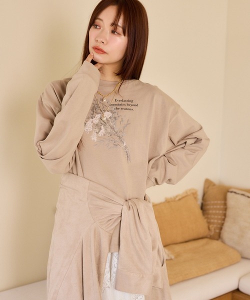 mysty woman(ミスティウーマン)の「ガーデンフラワーLSTEE 659253(Tシャツ/カットソー・レディース・オフホワイト/チャコールグレー/ベージュ・FREE)」の11枚目の写真