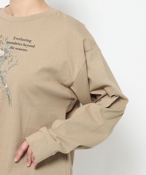 mysty woman(ミスティウーマン)の「ガーデンフラワーLSTEE 659253(Tシャツ/カットソー・レディース・オフホワイト/チャコールグレー/ベージュ・FREE)」の5枚目の写真