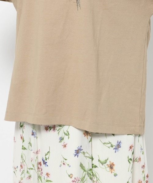 mysty woman(ミスティウーマン)の「ガーデンフラワーLSTEE 659253(Tシャツ/カットソー・レディース・オフホワイト/チャコールグレー/ベージュ・FREE)」の4枚目の写真