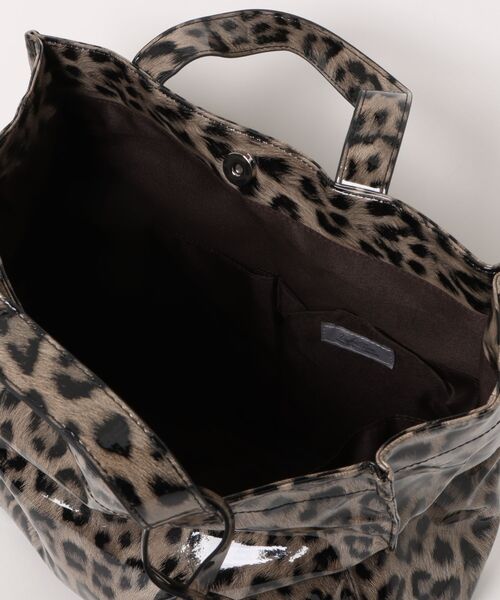 Three Four Time（ｽﾘｰﾌｫｰﾀｲﾑ）の「ソフトエナメルショッパーBAG（トートバッグ・レディース・ブラック/ブラウン・FREE）」の5枚目の写真