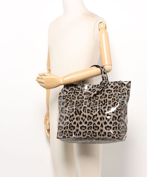 Three Four Time（ｽﾘｰﾌｫｰﾀｲﾑ）の「ソフトエナメルショッパーBAG（トートバッグ・レディース・ブラック/ブラウン・FREE）」の6枚目の写真