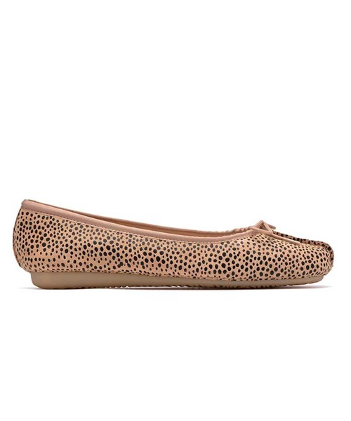 Clarks(クラークス)の「クラークス Freckle Ice フレックルアイス バレエシューズ(バレエシューズ・レディース・レオパード/ホワイト・45/40/35/55/50/30)」の2枚目の写真