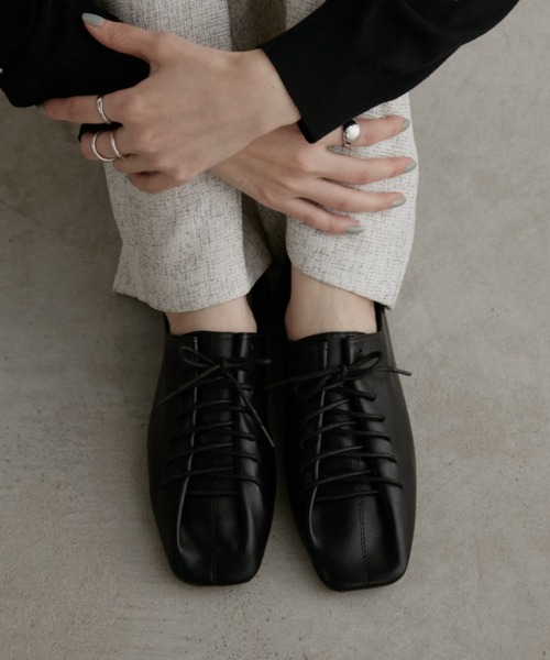 Aunt Marie's(アントマリーズ)の「レースアップフラットパンプス(パンプス・レディース・アイボリー/ブラック・SMALL/MEDIUM/LARGE)」の1枚目の写真