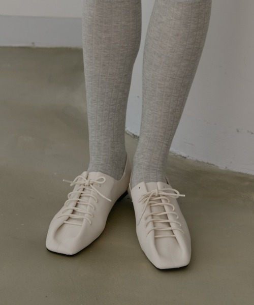 Aunt Marie's(アントマリーズ)の「レースアップフラットパンプス(パンプス・レディース・アイボリー/ブラック・SMALL/MEDIUM/LARGE)」の4枚目の写真