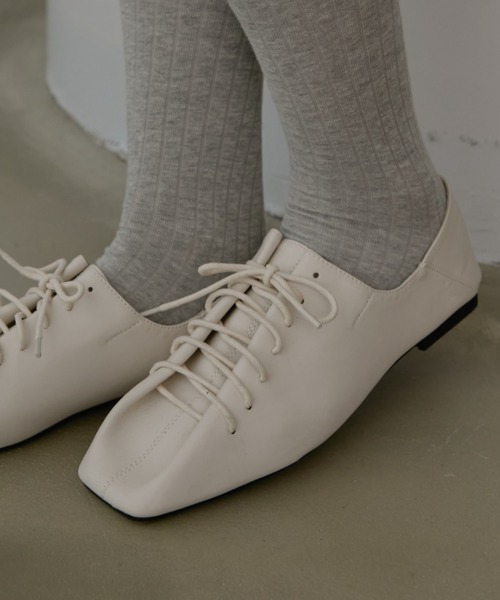 Aunt Marie's(アントマリーズ)の「レースアップフラットパンプス(パンプス・レディース・アイボリー/ブラック・SMALL/MEDIUM/LARGE)」の5枚目の写真