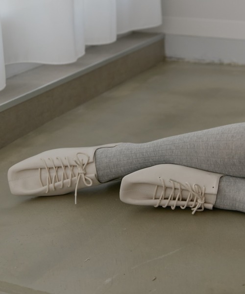 Aunt Marie's(アントマリーズ)の「レースアップフラットパンプス(パンプス・レディース・アイボリー/ブラック・SMALL/MEDIUM/LARGE)」の6枚目の写真