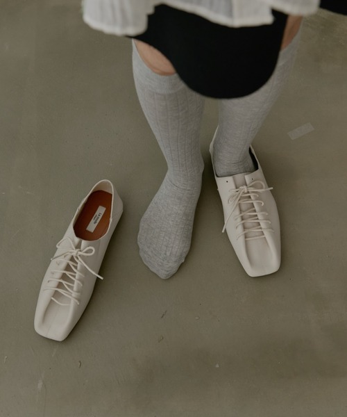 Aunt Marie's(アントマリーズ)の「レースアップフラットパンプス(パンプス・レディース・アイボリー/ブラック・SMALL/MEDIUM/LARGE)」の8枚目の写真