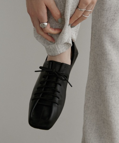 Aunt Marie's(アントマリーズ)の「レースアップフラットパンプス(パンプス・レディース・アイボリー/ブラック・SMALL/MEDIUM/LARGE)」の11枚目の写真