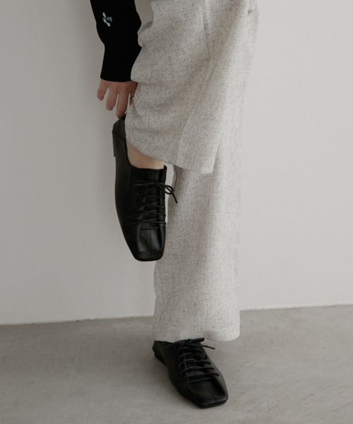 Aunt Marie's(アントマリーズ)の「レースアップフラットパンプス(パンプス・レディース・アイボリー/ブラック・SMALL/MEDIUM/LARGE)」の16枚目の写真