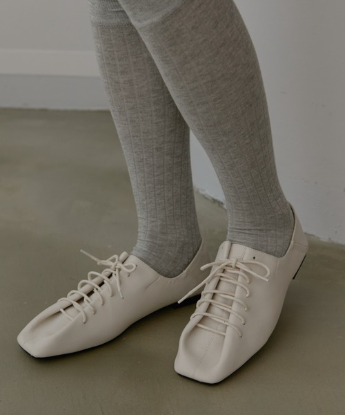 Aunt Marie's(アントマリーズ)の「レースアップフラットパンプス(パンプス・レディース・アイボリー/ブラック・SMALL/MEDIUM/LARGE)」の3枚目の写真